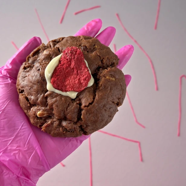 Brownie Cookie z truskawką na ręce.jpeg